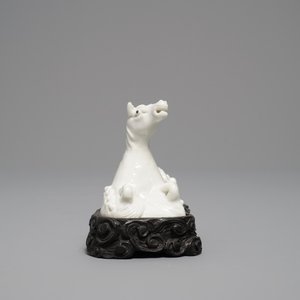 A Chinese Dehua blanc de Chine model of a reclining horse on wooden base, Kangxi — photo 4
