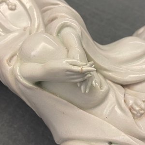 A Chinese Dehua blanc de Chine model of a seated Guanyin, 18/19th C. — 照片 12