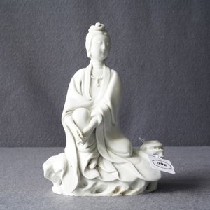 A Chinese Dehua blanc de Chine model of a seated Guanyin, 18/19th C. — 照片 20