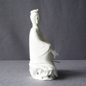A Chinese Dehua blanc de Chine model of a seated Guanyin, 18/19th C. — 照片 21