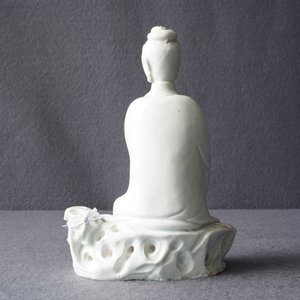 A Chinese Dehua blanc de Chine model of a seated Guanyin, 18/19th C. — 照片 22