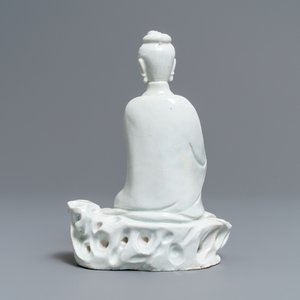 A Chinese Dehua blanc de Chine model of a seated Guanyin, 18/19th C. — 照片 4
