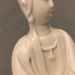 A Chinese Dehua blanc de Chine model of a seated Guanyin, 18/19th C. — 照片 10