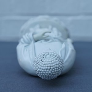 A Chinese Dehua blanc de Chine model of a standing Buddha, impressed mark on the back, Kangxi — 照片 26