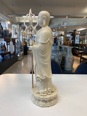 A Chinese Dehua blanc de Chine monk and a Guanyin, He Chaozong 何朝宗 and Dehua 德化 marks, 20th C. — photo 2