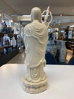 A Chinese Dehua blanc de Chine monk and a Guanyin, He Chaozong 何朝宗 and Dehua 德化 marks, 20th C. — photo 3