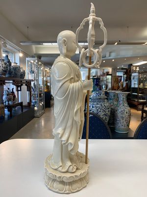 A Chinese Dehua blanc de Chine monk and a Guanyin, He Chaozong 何朝宗 and Dehua 德化 marks, 20th C. — photo 5