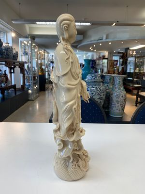 A Chinese Dehua blanc de Chine monk and a Guanyin, He Chaozong 何朝宗 and Dehua 德化 marks, 20th C. — photo 12