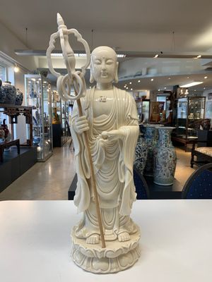 A Chinese Dehua blanc de Chine monk and a Guanyin, He Chaozong 何朝宗 and Dehua 德化 marks, 20th C. — photo 1