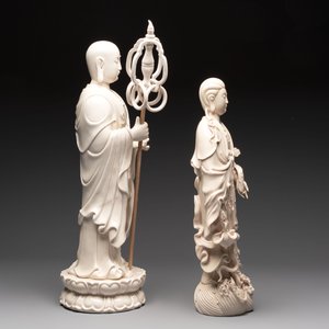 A Chinese Dehua blanc de Chine monk and a Guanyin, He Chaozong 何朝宗 and Dehua 德化 marks, 20th C. — photo 3