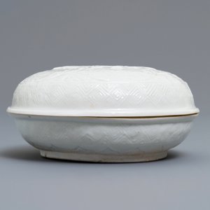 A Chinese Dehua blanc de Chine relief-decorated box and cover, incised mark, Kangxi — photo 3