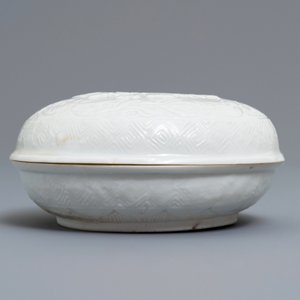 A Chinese Dehua blanc de Chine relief-decorated box and cover, incised mark, Kangxi — photo 5