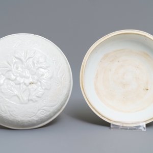 A Chinese Dehua blanc de Chine relief-decorated box and cover, incised mark, Kangxi — photo 7