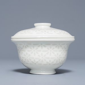 A Chinese Dehua blanc de Chine 'rice grain' bowl and cover, 18/19th C. — 照片 2