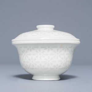 A Chinese Dehua blanc de Chine 'rice grain' bowl and cover, 18/19th C. — 照片 3