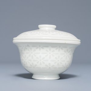 A Chinese Dehua blanc de Chine 'rice grain' bowl and cover, 18/19th C. — 照片 4