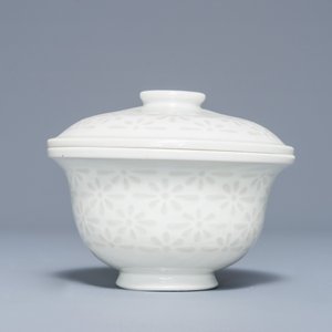A Chinese Dehua blanc de Chine 'rice grain' bowl and cover, 18/19th C. — 照片 5