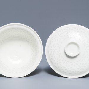 A Chinese Dehua blanc de Chine 'rice grain' bowl and cover, 18/19th C. — 照片 6