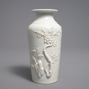 A Chinese Dehua blanc de Chine rouleau vase with incised and applied design, Kangxi — 照片 1