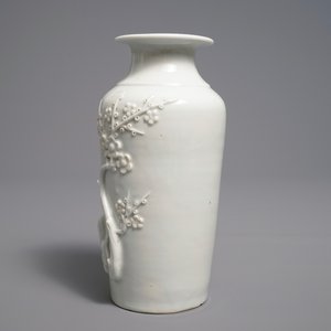 A Chinese Dehua blanc de Chine rouleau vase with incised and applied design, Kangxi — 照片 4