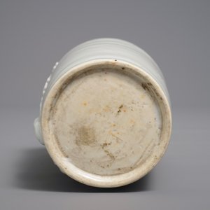A Chinese Dehua blanc de Chine rouleau vase with incised and applied design, Kangxi — 照片 5