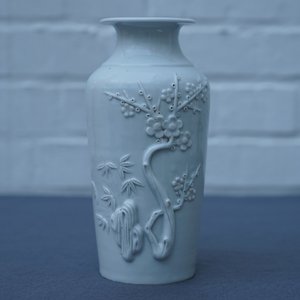A Chinese Dehua blanc de Chine rouleau vase with incised and applied design, Kangxi — 照片 7