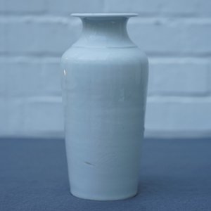 A Chinese Dehua blanc de Chine rouleau vase with incised and applied design, Kangxi — 照片 8