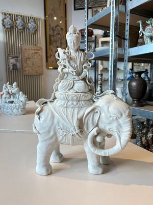 A Chinese Dehua blanc de Chine Samantabhadra seated on an elephant, Republic — foto 1
