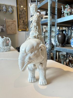 A Chinese Dehua blanc de Chine Samantabhadra seated on an elephant, Republic — foto 2