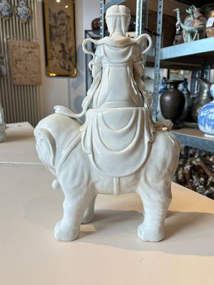 A Chinese Dehua blanc de Chine Samantabhadra seated on an elephant, Republic — foto 3