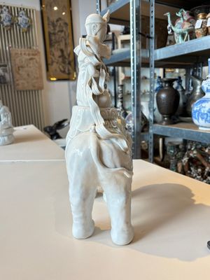 A Chinese Dehua blanc de Chine Samantabhadra seated on an elephant, Republic — foto 4