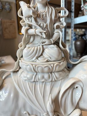 A Chinese Dehua blanc de Chine Samantabhadra seated on an elephant, Republic — foto 9
