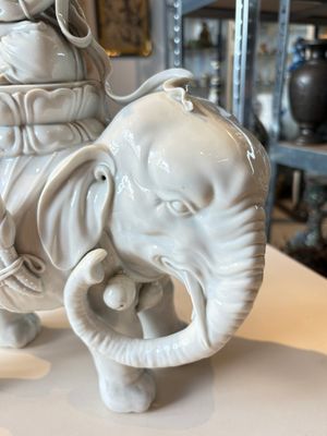 A Chinese Dehua blanc de Chine Samantabhadra seated on an elephant, Republic — foto 10