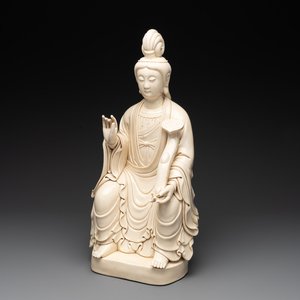 A Chinese Dehua blanc de Chine seated Bodhisattva, 20th C. — 照片 1