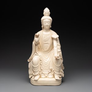 A Chinese Dehua blanc de Chine seated Bodhisattva, 20th C. — 照片 2