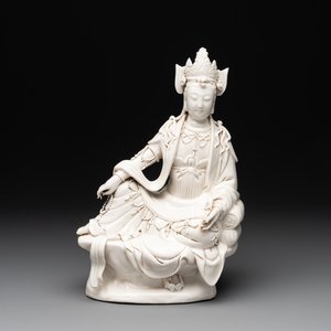 A Chinese Dehua blanc de Chine seated Guanyin holding a sutra, 20th C. — photo 1