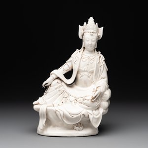A Chinese Dehua blanc de Chine seated Guanyin holding a sutra, 20th C. — photo 2