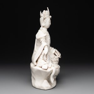 A Chinese Dehua blanc de Chine seated Guanyin holding a sutra, 20th C. — photo 3