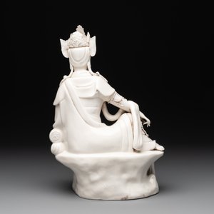 A Chinese Dehua blanc de Chine seated Guanyin holding a sutra, 20th C. — photo 4