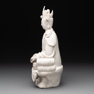 A Chinese Dehua blanc de Chine seated Guanyin holding a sutra, 20th C. — photo 5