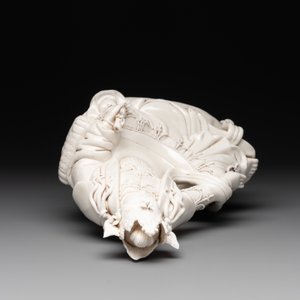 A Chinese Dehua blanc de Chine seated Guanyin holding a sutra, 20th C. — photo 6