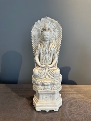 A Chinese Dehua blanc de Chine seated Guanyin, Qianlong mark, Republic — photo 1