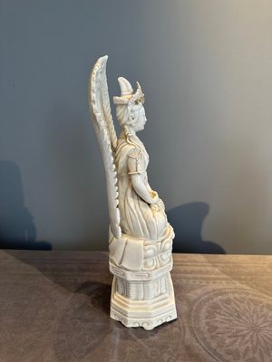 A Chinese Dehua blanc de Chine seated Guanyin, Qianlong mark, Republic — photo 2