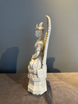 A Chinese Dehua blanc de Chine seated Guanyin, Qianlong mark, Republic — photo 4