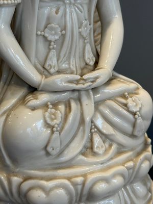 A Chinese Dehua blanc de Chine seated Guanyin, Qianlong mark, Republic — photo 7