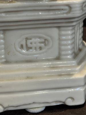 A Chinese Dehua blanc de Chine seated Guanyin, Qianlong mark, Republic — photo 9