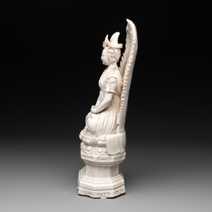 A Chinese Dehua blanc de Chine seated Guanyin, Qianlong mark, Republic — photo 3