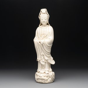 A Chinese Dehua blanc de Chine standing Guanyin, 20th C. — photo 1