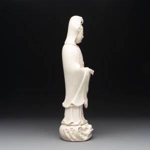 A Chinese Dehua blanc de Chine standing Guanyin, 20th C. — photo 3