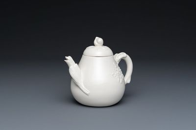 A Chinese Dehua blanc de Chine teapot, inscribed Yi Gong, 18/19th C.